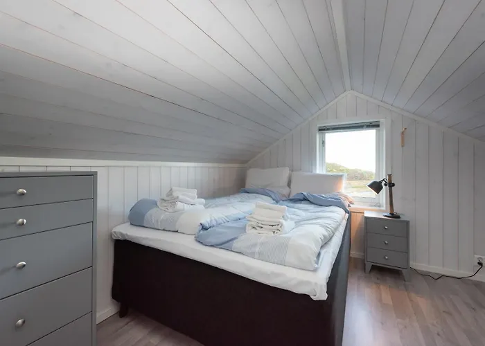 Lofoten Midnightsun Northern Lights Golf Horses Feriehus Gimsoy