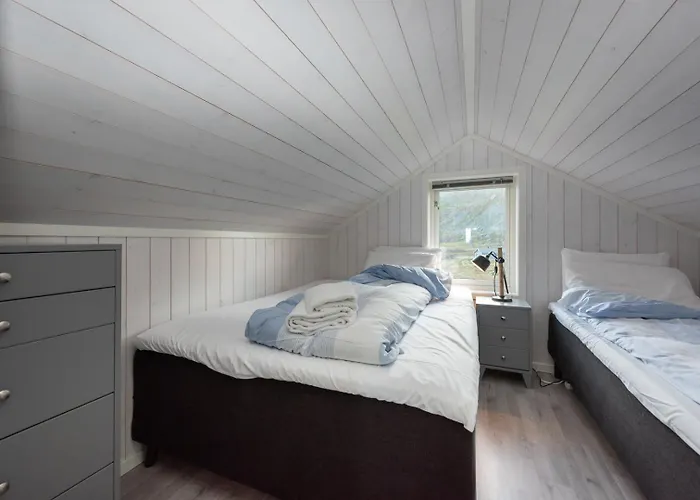 Lofoten Midnightsun Northern Lights Golf Horses Feriehus Gimsoy